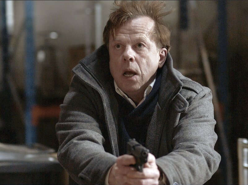 MDR Fernsehen MANKELLS WALLANDER – EIFERSUCHT, „Prästen“, am Freitag um 00:32 Uhr. Bei seinen Ermittlungen gerät Kommissar Wallander (Krister Henriksson) selbst ins Fadenkreuz. – Bild: MDR/​Degeto/​Yellow Bird/​Nille Leander