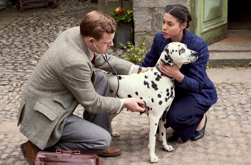 Tristan (l., Callum Woodhouse) und Florence Pandhi (r., Sophie Khan Levy). – Bild: WDR/​Playground & All3Media International