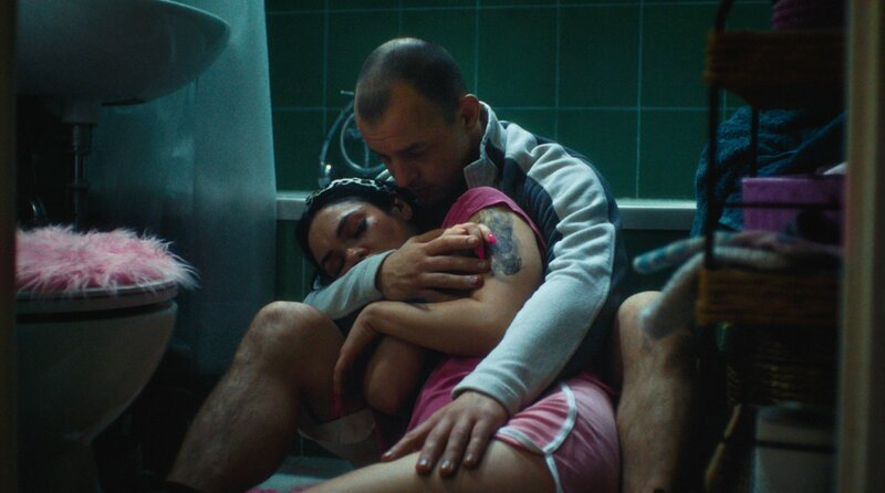 Der schwangeren Jenny (Emma Nova) geht es schlecht und Bolle (Paul Wollin) versucht sie zu trösten. – Bild: SWR/​Neue Bioskop Film