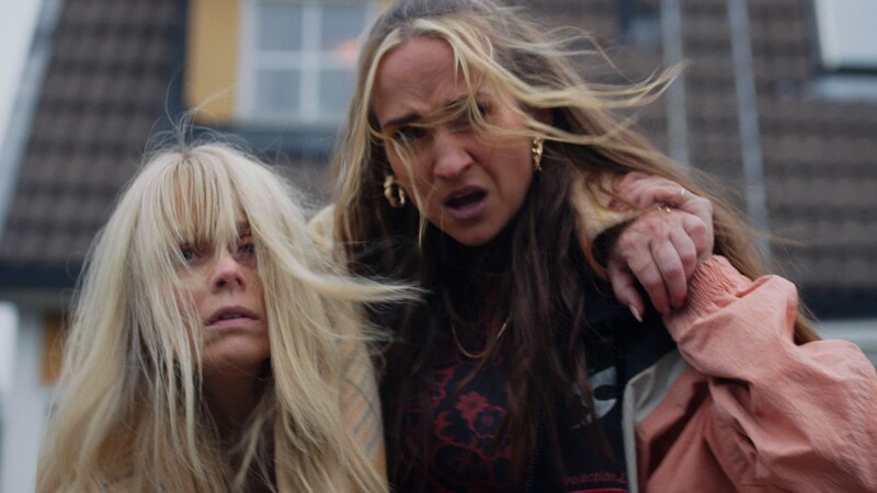 Dough – Fette Beute Staffel 1 Folge 8 Gemeinsam sind sie stark: Helena Af Sandeberg als Malou , Bianca Kronlöf als Liana – Bild: SRF/​Newen