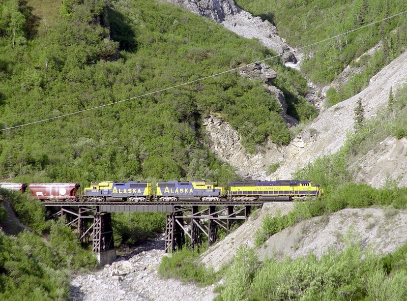 Der Denali Star beim Durchqueren des Gebirges von Alaska. – Bild: SWR/​R.Grothe/​M. Weber