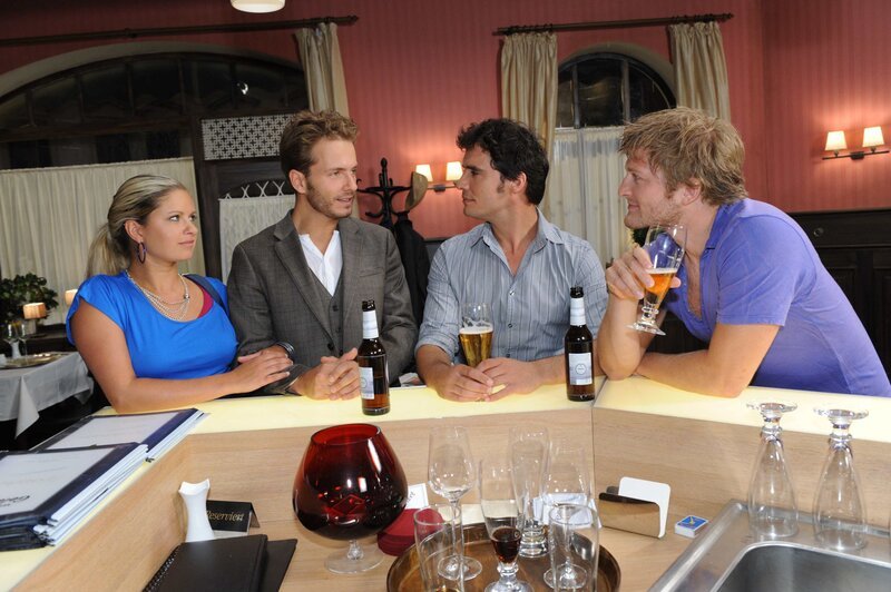 Lagebesprechung: (v.l.n.r.) Mia (Josephine Schmidt), Enrique (Jacob Weigert), Alexander (Paul Grasshoff) und Julian (Bo Hansen) … – Bild: SAT.1 /​ Claudius Pflug