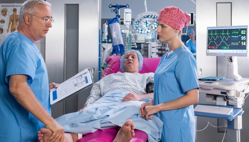 Dr. Loosen diagnostiziert eine Durchblutungssörung bei Herrn Jakobi.V.l.n.r. Dr. Harald Loosen (Robert Giggenbach), Alexander Jakobi (Mike Maas), Julia Berger (Mirka Pigulla). – Bild: ARD/​Jens Ulrich Koch