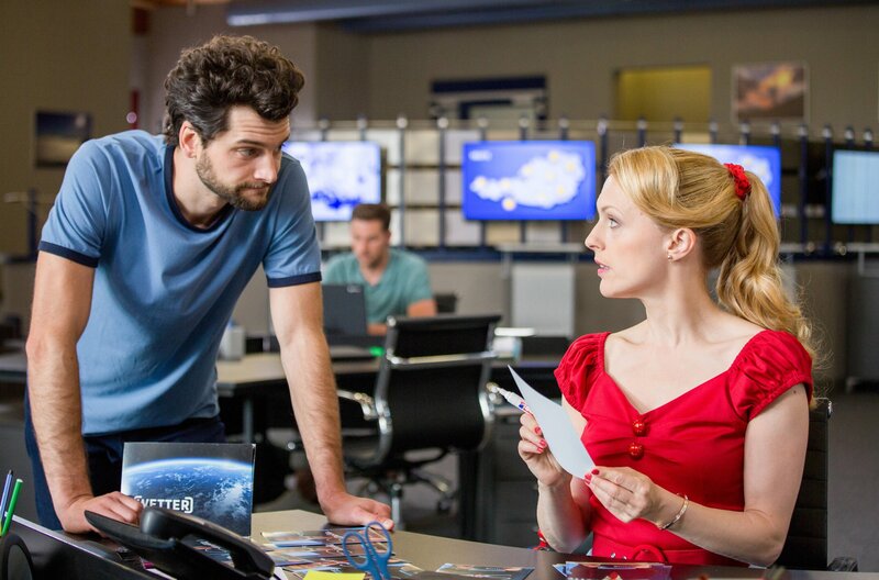 Lukas (l., Aaron Karl) und Sandra (r., Natalie Alison). – Bild: WDR/​ORF/​Anjeza Cikopano