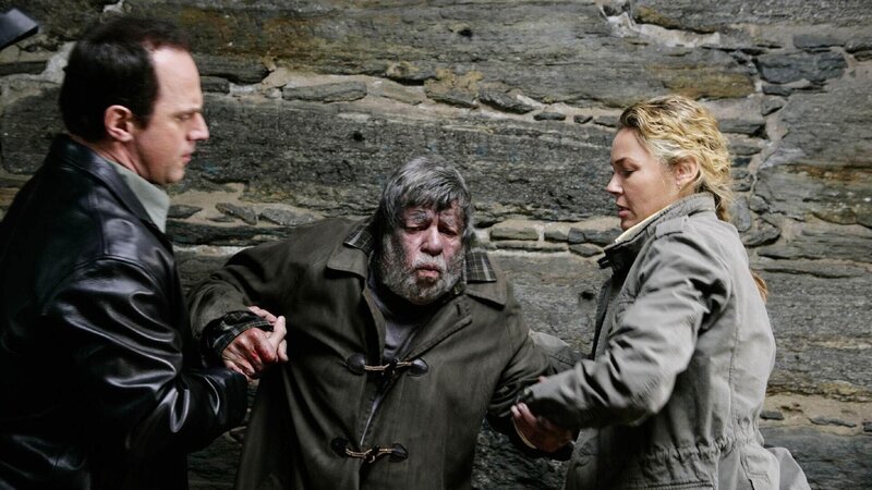 Nach einem Mord greifen Detective Elliot Stabler (Christopher Meloni, l.) und Detective Dani Beck (Connie Nielsen) den Obdachlosen Uncle Andrew Munch (Jerry Lewis) mit Blut an den Händen auf. Doch er kann sich an nichts erinnern. – Bild: RTL /​ Universal