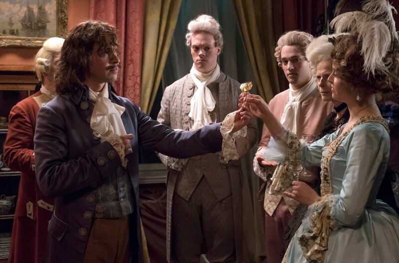 Prinz Ludwig (Jonas Lauenstein) lehrt Prinzessin Aurora (Josefine Voss) etwas Neues auszuprobieren. – Bild: rbb/​Michael Rahn