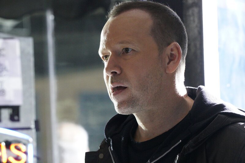 Während Danny (Donnie Wahlberg) als Bodyguard einen ehemaligen Häftling, der damals seinen Kopf für jemand anderen hingehalten hat, beschützt, versucht er, den wahren Täter endlich zu überführen. Doch der ist ihm einen Schritt voraus … – Bild: PLURIMEDIA /​ CBS Broadcasting Inc.