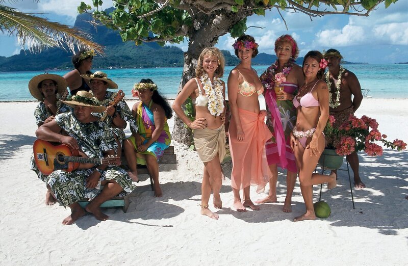 Helga Scholz (Michele Marian, 2.v.l.) hat sich mit Ute (Christina Plate, r.) Edeltraud (Franziska Bronnen, 2.v.r.) und Gerda (Andrea L’Arronge, l.) aus Düsseldorf angefreundet, was ihrem Mann Hugo gar nicht gefällt. – Bild: ZDF und Dirk Bartling