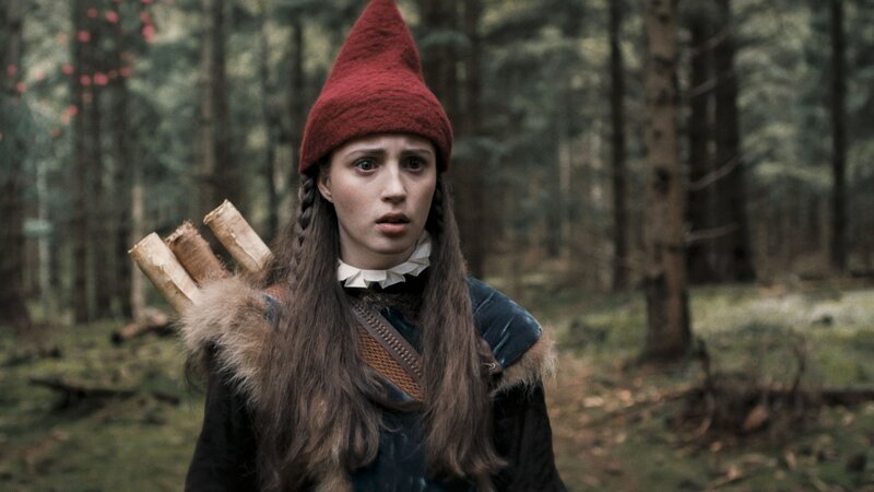 Tinka (Josephine Chavarria Højbjerg) ist fest entschlossen allein durch den Helvard-Wald zu gehen. – Bild: BR/​TV 2 Denmark/​Cosmo Film