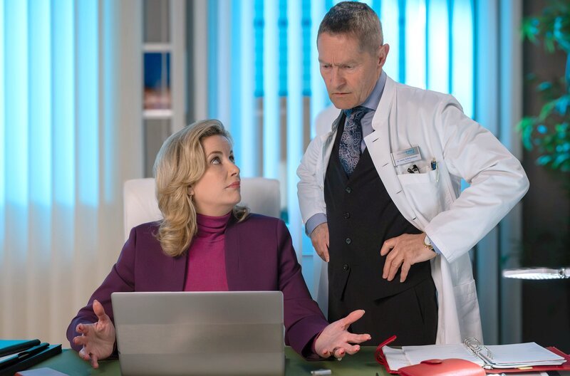 Sarah Marquardt (Alexa Maria Surholt) hat mal wieder die Quittung dafür bekommen, dass nicht jeder ein Freund ist, der sich dafür ausgibt. Und auch Dr. Kaminski (Udo Schenk) ist fassungslos. – Bild: MDR/​Sebastian Kiss