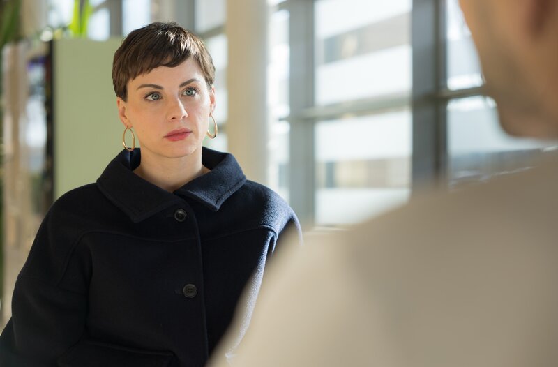 Dr. Ilay Demir hat beharrlich auf eine erneute Untersuchung der Ursache von Romy Ziehdens (Julia E. Lenska) Lähmung gedrängt und tatsächlich die Ursache gefunden. Doch Romy bringt das in eine Lage, mit der sie nicht umgehen kann und auch nicht will. Sie ist stinksauer auf Ilay. – Bild: MDR/​Rudolf Wernicke