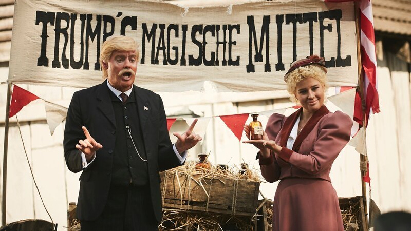 Schon im Wilden Westen machen Trumps Vorfahren (Max Giermann) dubiose Geschäfte. – Bild: ZDF und Kristof Galgoczi Nemeth