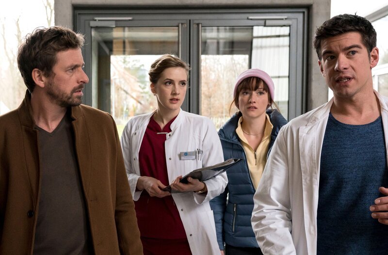 Dr. Ben Ahlbeck (Philipp Danne, r.) und Dr. Elly Winter (Juliane Fisch, 2.v.l.) befragen die Eltern Arne (Ben Blaskovic, l.) und Mirjam Finn (Marie von Reibnitz, 2.v.r.) und stellen eine neue Diagnose für deren Sohn Jacob. – Bild: ARD/​Jens-Ulrich Koch