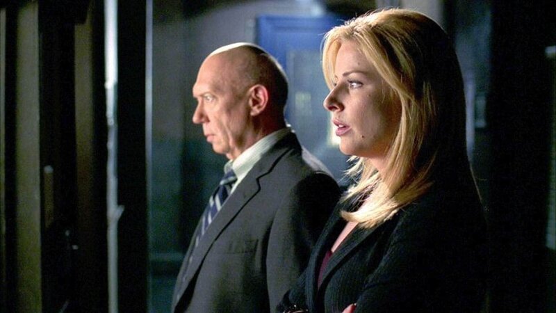 Captain Donald Cragen (Dann Florek) und A.D.A. Casey Novak (Diane Neal) beraten sich zu ihrem aktuellen Fall. Ein junges Mädchen, das am Turner-Syndrom leidet und deshalb jünger aussieht, als sie in Wirklichkeit ist, soll vergewaltigt worden sein. – Bild: RTL