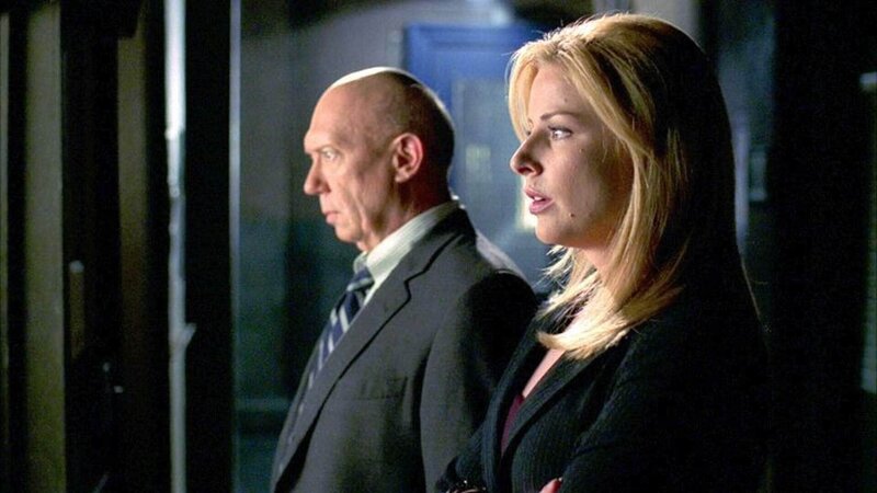 Captain Donald Cragen (Dann Florek) und A.D.A. Casey Novak (Diane Neal) beraten sich zu ihrem aktuellen Fall. Ein junges Mädchen, das am Turner-Syndrom leidet und deshalb jünger aussieht, als sie in Wirklichkeit ist, soll vergewaltigt worden sein. – Bild: RTL