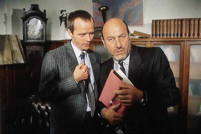 Arnold (Michael Kausch) hat gekuendigt und Liebling (Manfred Krug) kommt ins Gruebeln … – Bild: KOEVESDI-PRESSE-AGENTUR