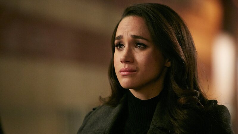 Rachel (Meghan Markle) ist verzweifelt. Ihr Verlobter wurde zu einer Haftstrafe wegen Betrugs verurteilt. – Bild: ZDF und USA Network