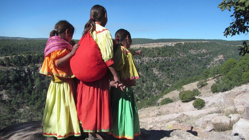 Die Schwestern Angela, Philomena und Teresa können die Schule von zu Hause aus sehen. Der Weg dorthin dauert aber zwei Stunden. – Bild: ZDF und MDR/​Maximus Film