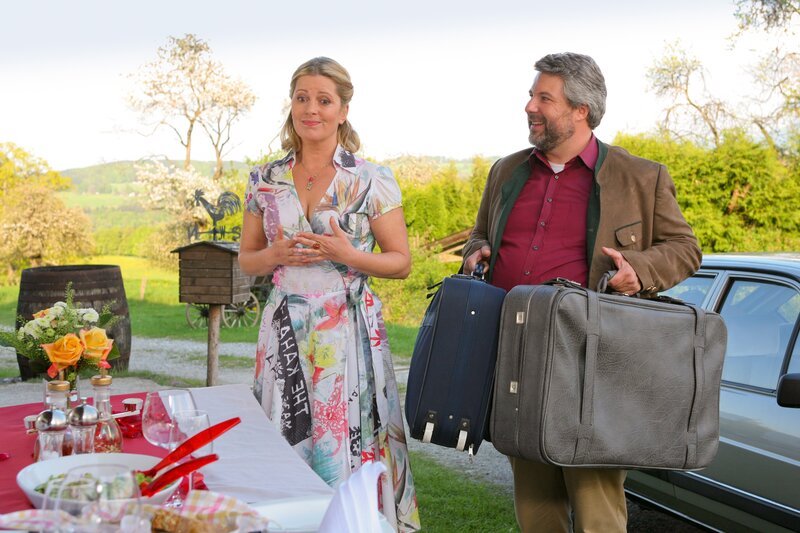 Stadler (Dieter Fischer, r.) geht davon aus, dass er bei Marie (Karin Thaler, l.) auf dem Hof wohnen kann, nicht ahnend, dass sie etwas anderes plant. – Bild: ZDF/​Christian A. Rieger