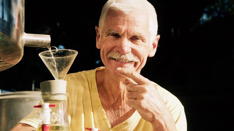 Zu Tisch in … Provence Staffel 1 Folge 2 Jean-Marie destilliert die angebauten Kräuter – Bild: SRF/​Matthias Pfister