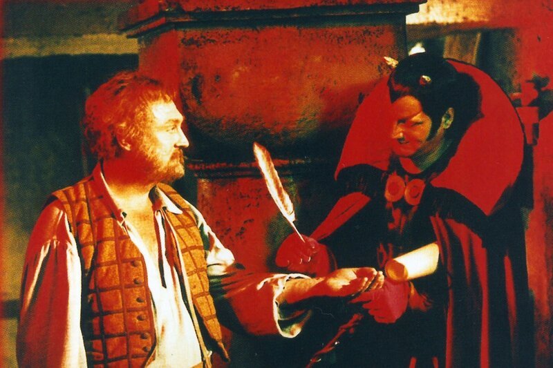 Hans Röckle (Rolf Hoppe, li.) hat einen Pakt mit dem Teufel (Peter Aust, re.) geschlossen. – Bild: MDR/​Progress