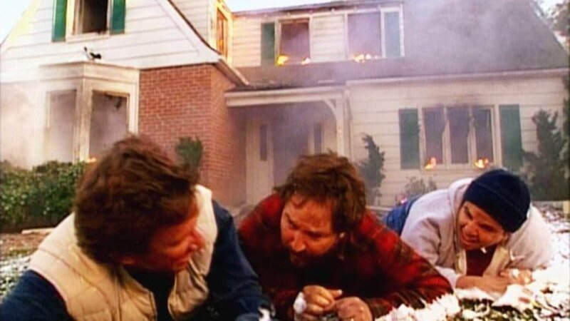 V.l.: Tim (Tim Allen), Al (Richard Karn) und Benny (Jim Labriola) müssen mit ansehen, wie das Haus abbrennt. – Bild: Foto: TVNOW /​ Touchstone Television