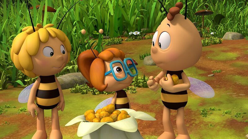 Maja und Willi sollen auf die kleine Clara aufpassen und zeigen ihr die Wiese. – Bild: ZDF und Studio 100 Animation