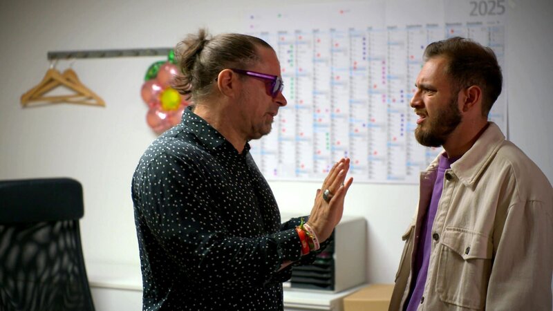 Piet setzt Malte unter Druck: Bis zum Abend soll er ein neues Partykonzept liefern. Gestresst brainstormt er mit Krätze und testet erste, planlose Ideen im Kräsch. Schließlich hat Malte die vermeintlich rettende Idee – eine Casino-Party!; Piet setzt Malte unter Druck: Bis zum Abend soll er ein neues Partykonzept liefern. Gestresst brainstormt er mit Krätze und testet erste, planlose Ideen im Kräsch. Schließlich hat Malte die vermeintlich rettende Idee – eine Casino-Party! – Bild: RTLZWEI