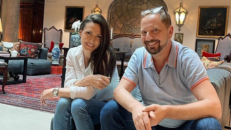 Viola Tami und Andreas Häner in dessen barocker Wohnung in Basel in einem ehemaligen Sexkino. – Bild: SRF