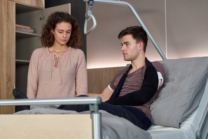 Julia (Muriel Wimmer) besucht Fabian (Patrick Mölleken) am Krankenbett. – Bild: TVNOW /​ Frank Dicks