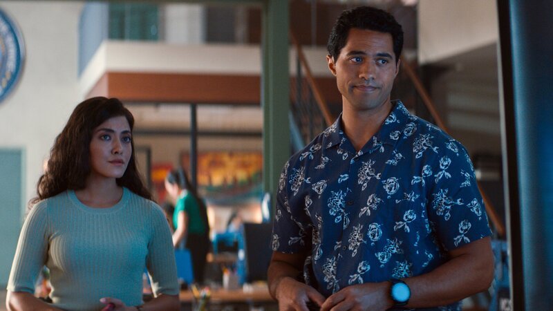 Lucy Tara (Yasmine Al-Bustami, l.); Kai Holman (Alex Tarrant, r.) – Bild: CH Media/​2022 CBS Broadcasting Inc. All Rights Reserved.