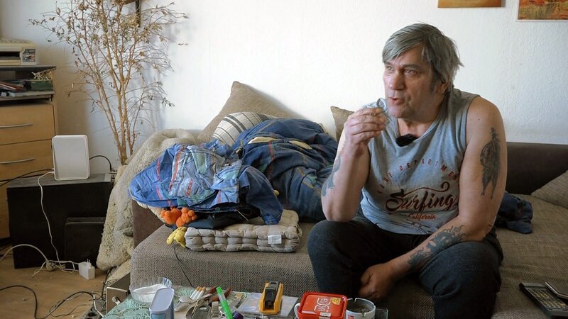 Der ehemalige Türsteher Matthias und sein Kumpel Chris (Foto) beziehen beide Hartz IV. – Bild: RTLZWEI, UFA SHOW & FACTUAL