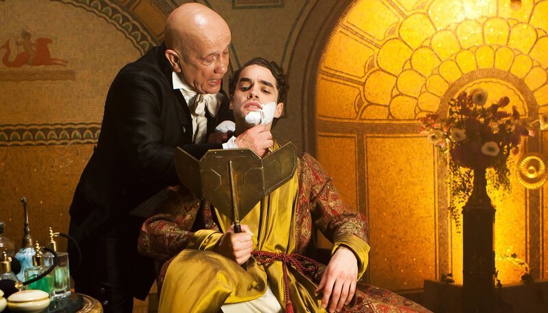 Der Barbier (Christian Grashof, links) bei der täglichen Rasur des Prinzen Marius (Max Befort). – Bild: rbb/​Daniela Incoronato