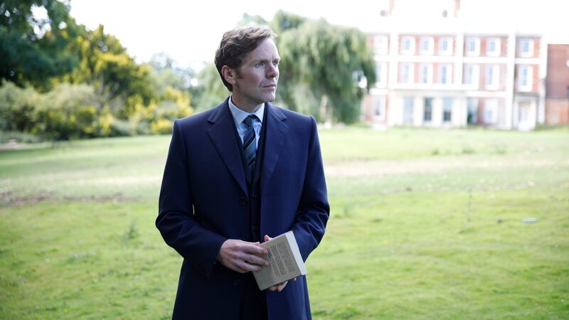 Inspektor Morse (Shaun Evans) hat die Vermutung, dass ein Buchcover versteckte Hinweise zu einem Mord enthält, der sich vor langer Zeit ereignete und bislang ungelöst blieb. Muss der Fall neu aufgerollt werden? – Bild: ZDF und Jonathan Ford