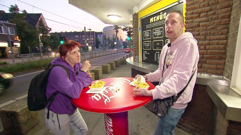 Carola und Chris treffen sich im Ruhrgebiet. Bei Currywurst und Karaoke philosophieren Deutschlands bekannteste Arbeitslose über das Leben und die Liebe. – Bild: RTLZWEI