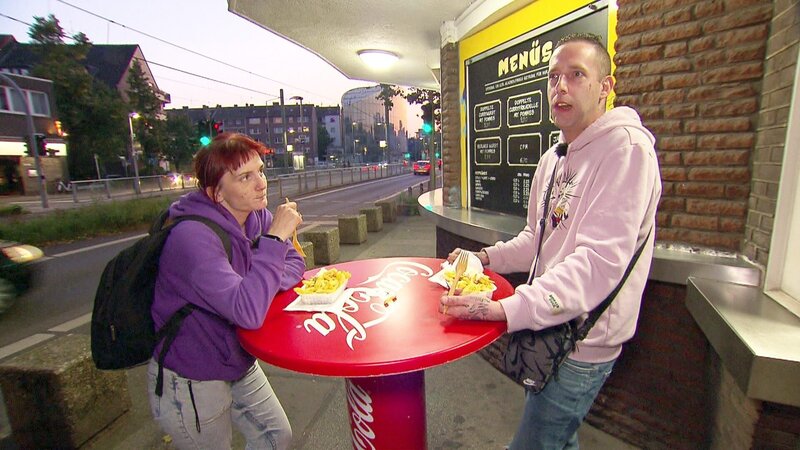 Carola und Chris treffen sich im Ruhrgebiet. Bei Currywurst und Karaoke philosophieren Deutschlands bekannteste Arbeitslose über das Leben und die Liebe. – Bild: RTLZWEI