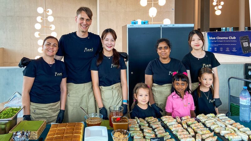 Familie Häcki präsentiert ihr erstes Catering. – Bild: SRF