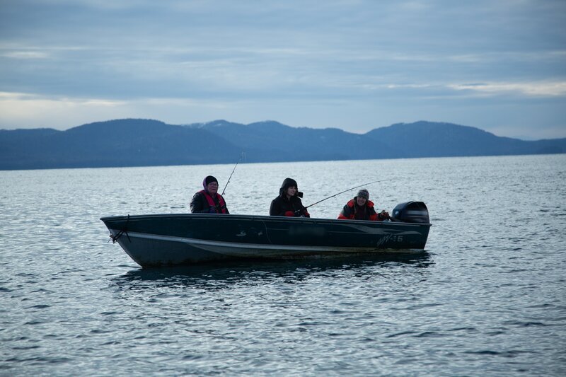 Mary Miller, Sarah McDonald und Terri Metcalf angeln gemeinsam. (National Geographic für Disney/​Wayne Moss) – Bild: Wayne Moss /​ National Geographic for Disney /​ Disney