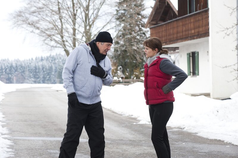 André (Joachim Lätsch, l.); Sabrina (Sarah Elena Timpe, r.) – Bild: Marco Meenen