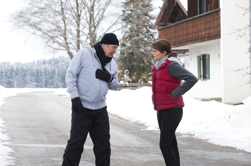 André (Joachim Lätsch, l.); Sabrina (Sarah Elena Timpe, r.) – Bild: Marco Meenen