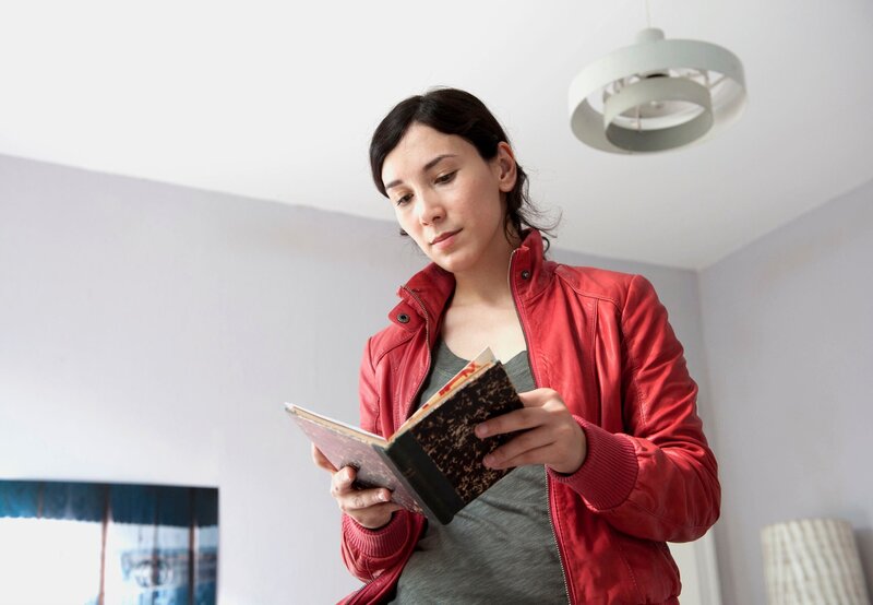 Kommissarin Sarah Brandt (Sibel Kekilli) durchsucht die Wohnung einer Verdächtigen. – Bild: NDR/​Marion von der Mehden