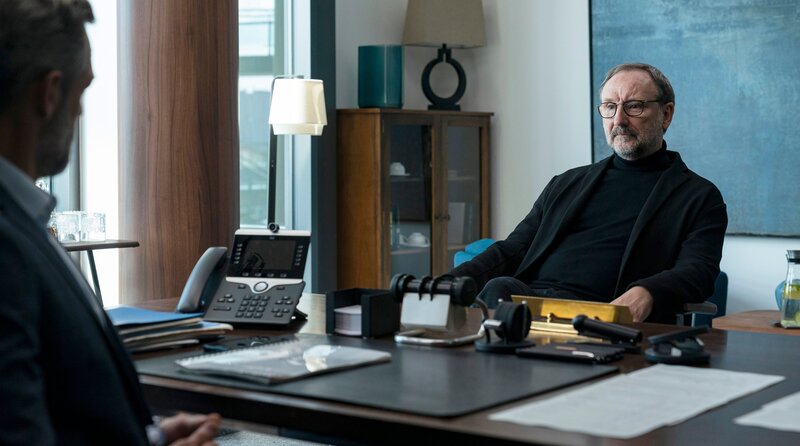 Der Lobbyist Jon Hoffmann (Rainer Bock, re.) versucht Imre Laszlo (David Bowles) zu überzeugen. – Bild: ARD Degeto/​Odeon Fiction/​NRK