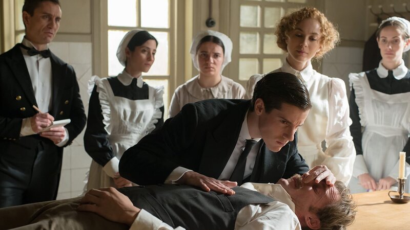 l-r: Mateo (Dion Córdoba), Javier (Eloy Azorín) und Laura (Marta Hazas) – Bild: AXN White