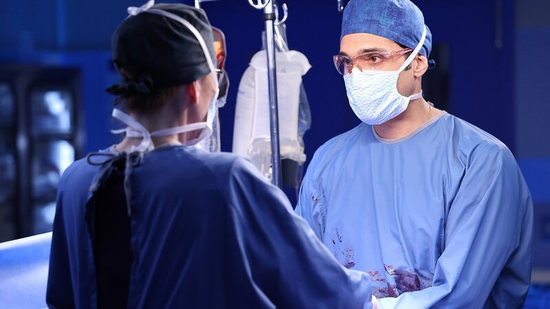 Die erste Transplantation: Sarah Rafferty als Dr. Pamela Blake (von hinten), Dominic Rains als Dr. Crockett Marcel – Bild: SRF/​NBC Universal