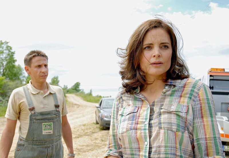 Tierpfleger Conny (Thorsten Wolf, links) und Susanne Mertens (Elisabeth Lanz) sind wegen des kranken Nashornbullen Nobi in großer Sorge. – Bild: HR/​ARD/​Christa Köfer