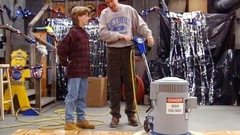 Tim (Tim Allen, r.) und Mark (Taran Noah Smith) bohnern liebevoll das Parkett für die Party. – Bild: Foto: TVNOW /​ Touchstone Television