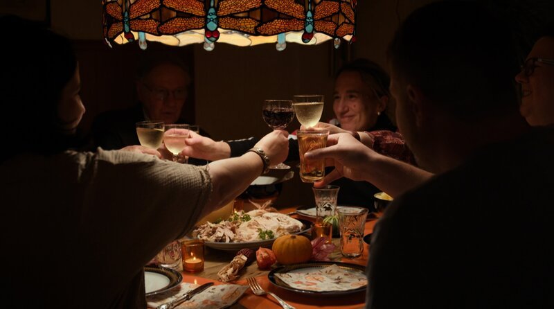 Auch schon vor Weihnachten gibt es im Fasanenhof einen Grund zum Anstoßen: Thanksgiving. – Bild: SWR