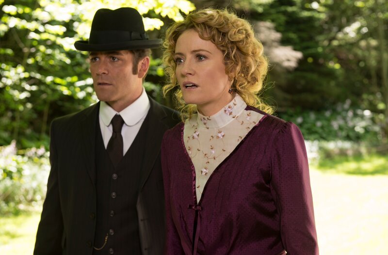 Murdoch (Yannick Bisson, l.) und Dr. Ogden (Héléne Joy) sind wegen Harrys Gefühlsausbruch überrascht. – Bild: WDR/​Shaftesbury Murdoch VIII Inc