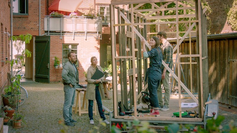 Die Kommissare Lars Pöhlmann (Dominic Boeer, l.) und Karoline Joost (Nike Fuhrmann, 2.v.l.) befragen Alexandra Lämmle (Antonia Leichtle, 2.v.r.) und Florian Hein (Jonas Anders, r.). Diese sind – wie der Tote – Teil einer Frugalismus-Bewegung. – Bild: ZDF /​ Meyerbroeker