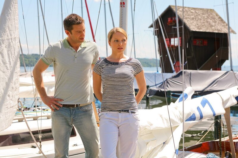 Bei der 1. Oberbayrischen Polizeiregatta gehen Kommissar Hansen (Igor Jeftic, l.) und Controllerin Ortmann (Diana Staehly, r.) für das Kommissariat Rosenheim an den Start. – Bild: ZDF und Christian A. Rieger – klick.